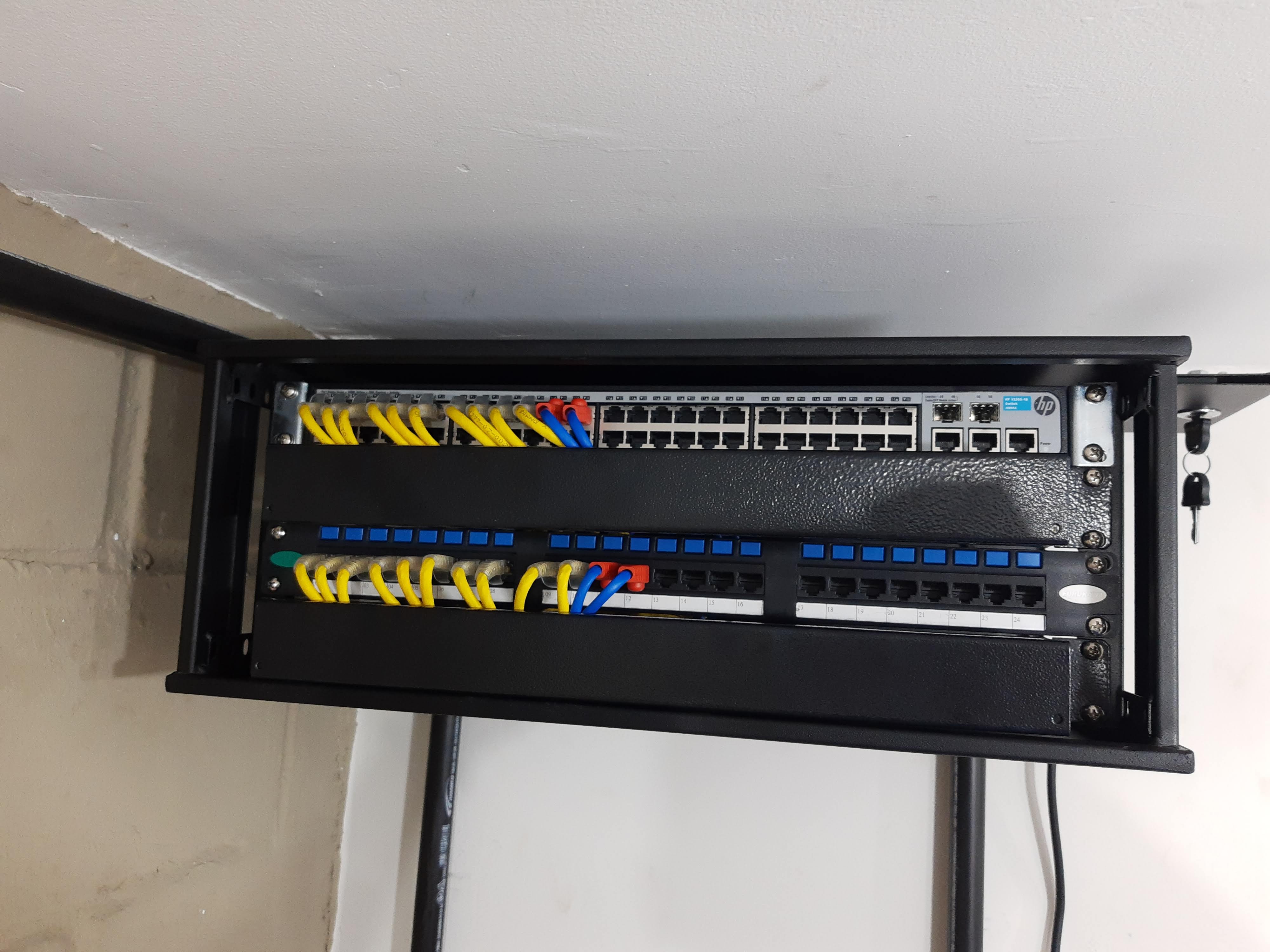 Equipamentos de segurança eletrônica - câmeras, DVR e controle de acesso